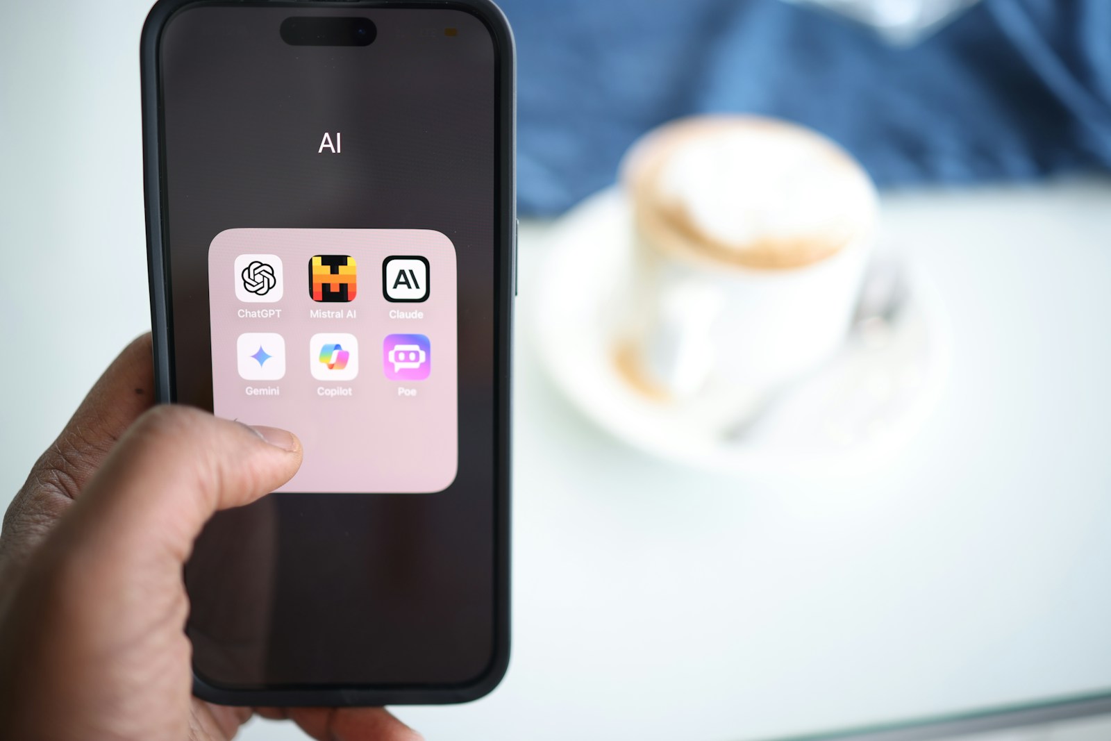Smartphone menampilkan aplikasi AI seperti ChatGPT, Gemini, Claude, dan Copilot