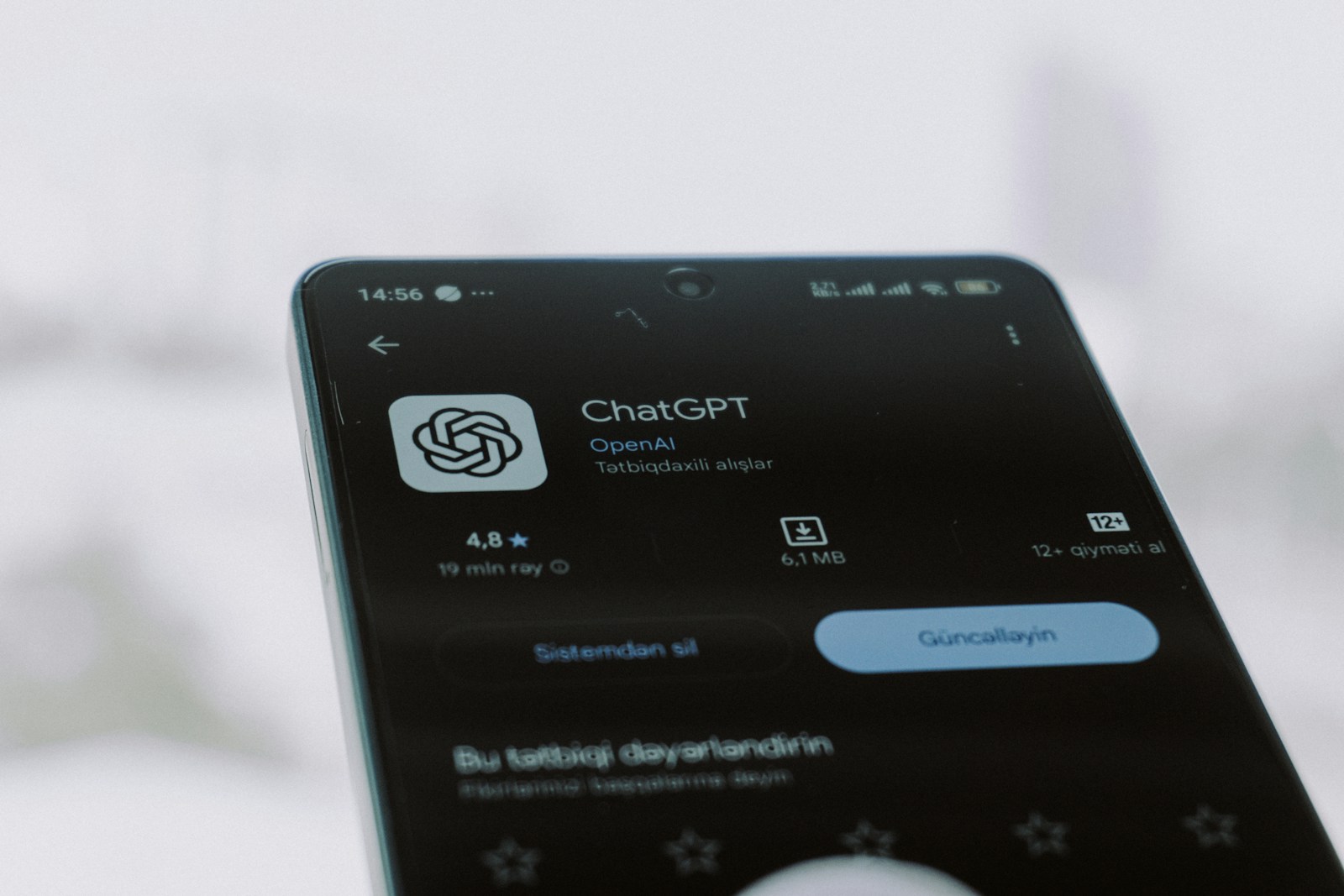 Aplikasi ChatGPT di layar smartphone untuk mencari rekomendasi bisnis