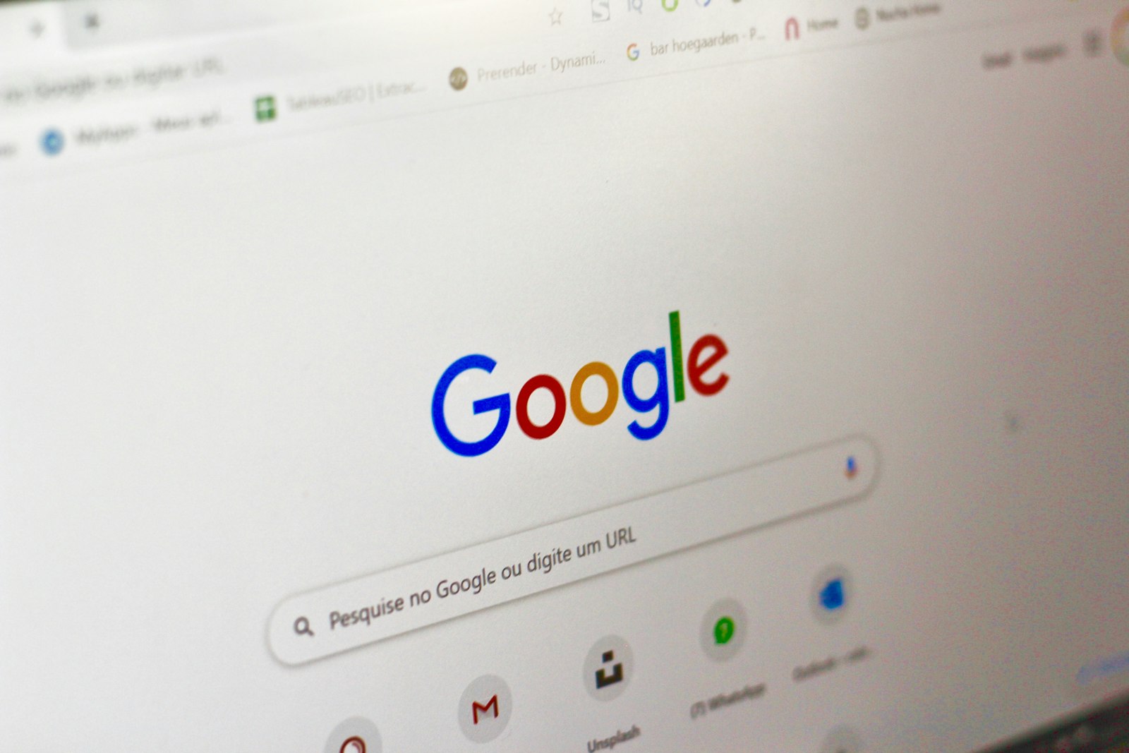 Layar menampilkan hasil pencarian Google sebagai ilustrasi cara masuk Google AI Overviews