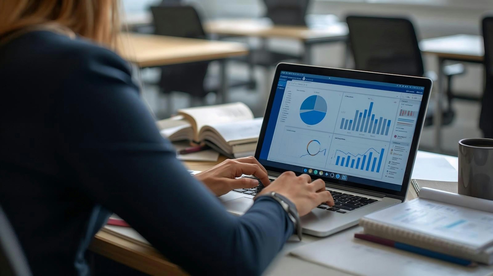 Ilustrasi perbandingan strategi GEO vs SEO untuk prioritas digital marketing bisnis di 2026