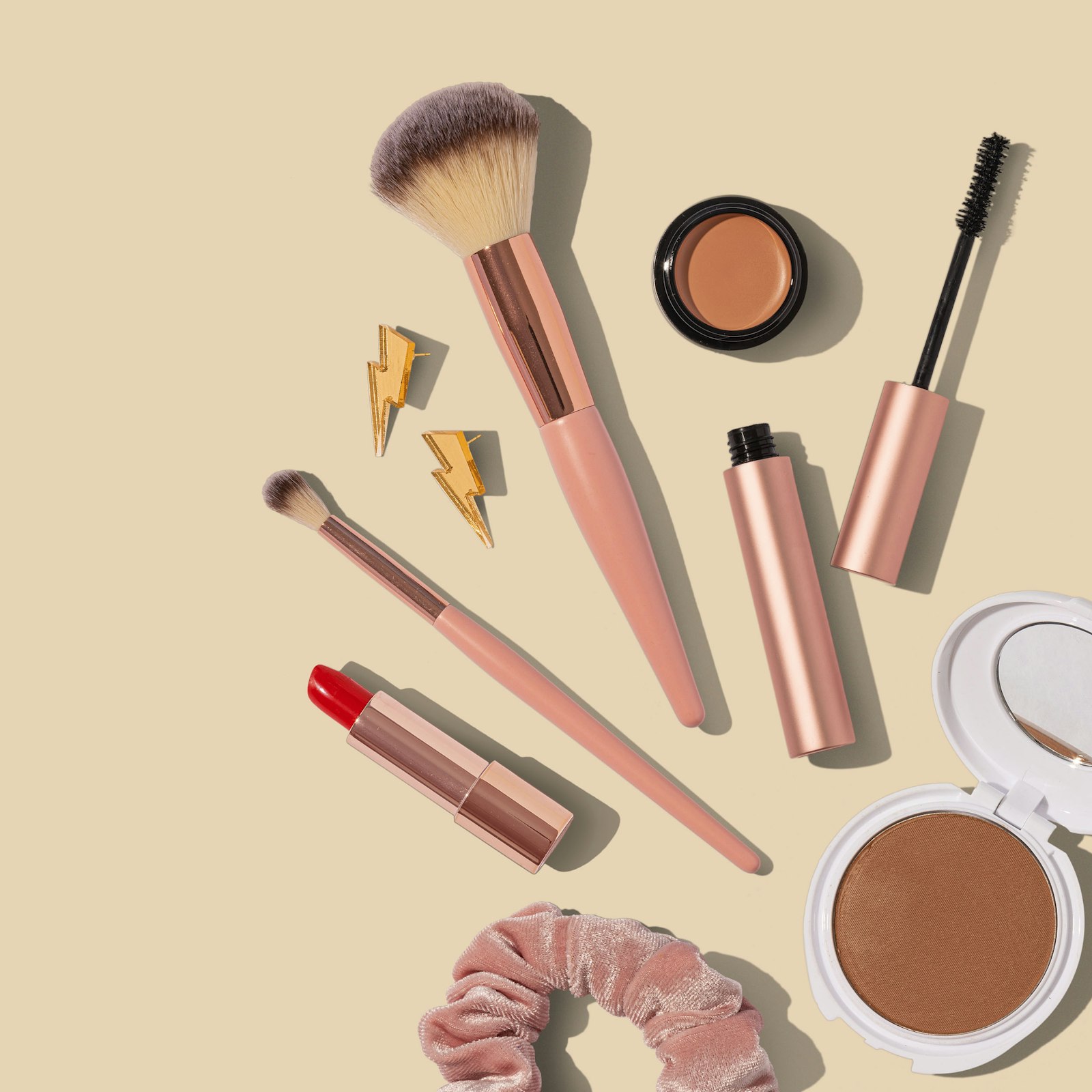 Produk kosmetik dan bahan alami di atas meja rias